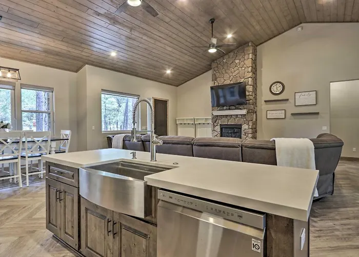 Holiday home Stylish W/ Expansive Deck In Show Low! Show Low