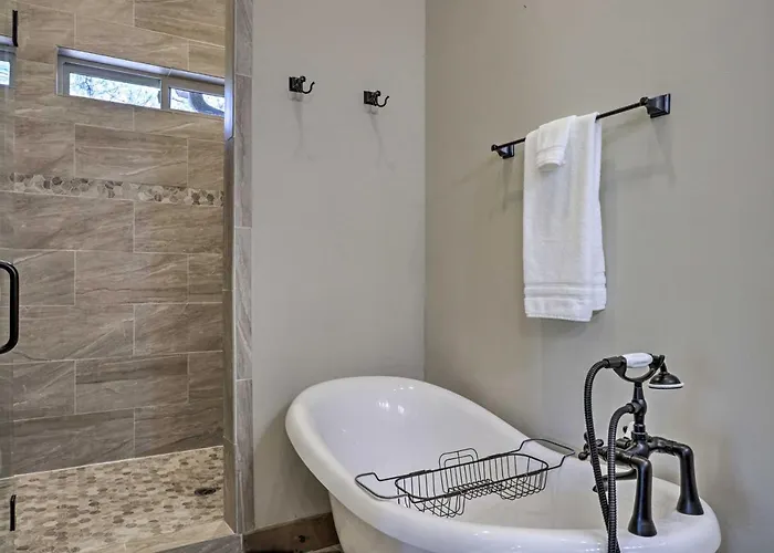 Holiday home Stylish W/ Expansive Deck In Show Low! *