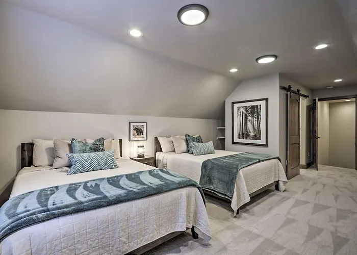 Holiday home Stylish W/ Expansive Deck In Show Low! *