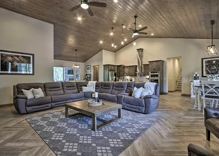 Stylish W/ Expansive Deck In Show Low!