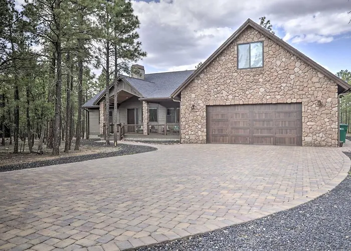 Stylish W/ Expansive Deck In Show Low! Holiday home