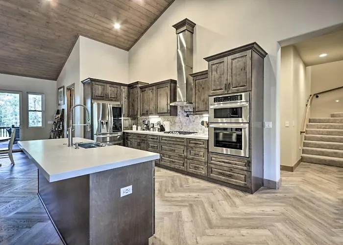 Holiday home Stylish W/ Expansive Deck In Show Low! Show Low