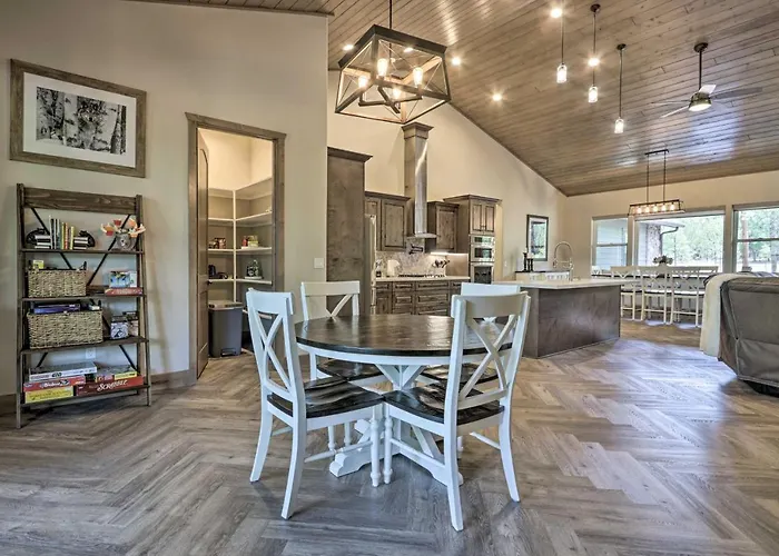 Stylish W/ Expansive Deck In Show Low! Holiday home