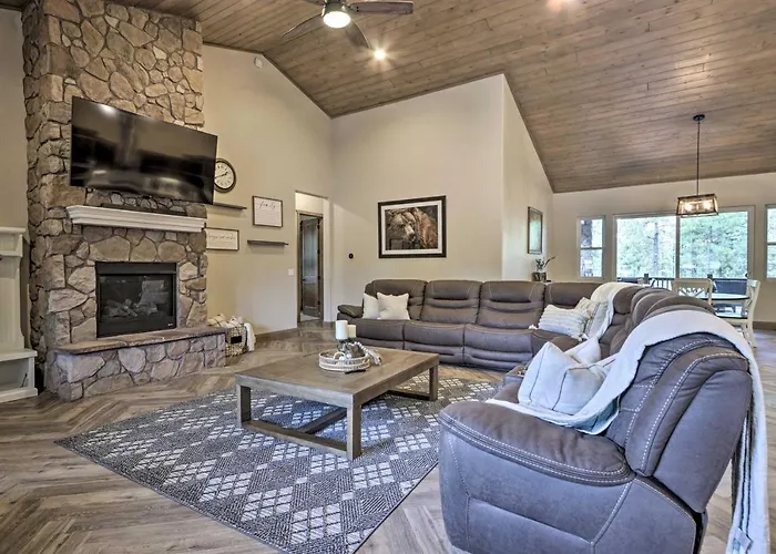 Stylish W/ Expansive Deck In Show Low!