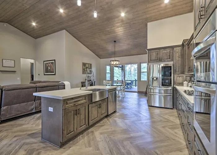 Holiday home Stylish W/ Expansive Deck In Show Low!