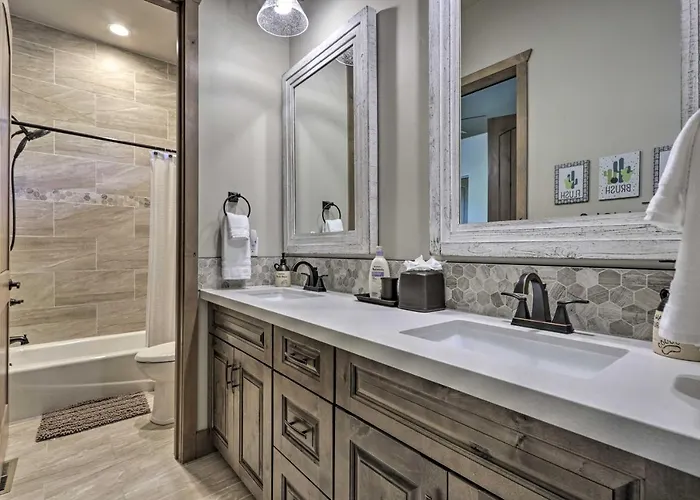 Stylish W/ Expansive Deck In Show Low! Holiday home