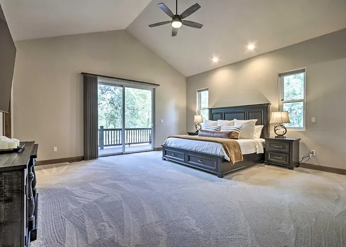 Stylish W/ Expansive Deck In Show Low! *