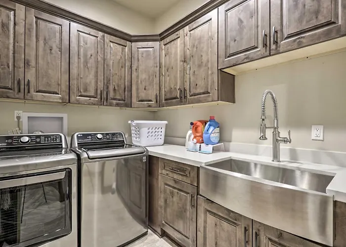 Holiday home Stylish W/ Expansive Deck In Show Low! Show Low