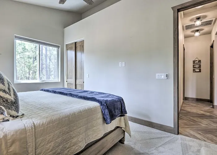 Holiday home Stylish W/ Expansive Deck In Show Low!