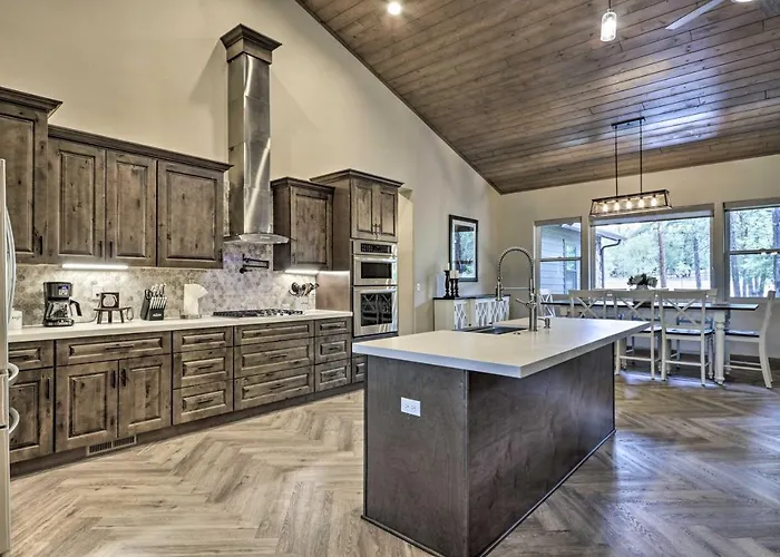 Holiday home Stylish W/ Expansive Deck In Show Low!