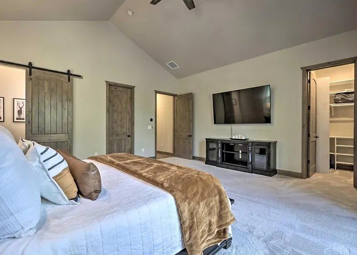 Stylish W/ Expansive Deck In Show Low! *