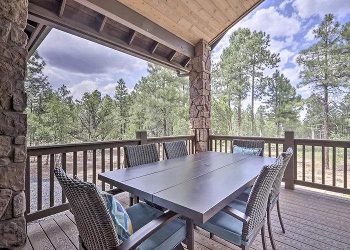 Stylish W/ Expansive Deck In Show Low! Holiday home